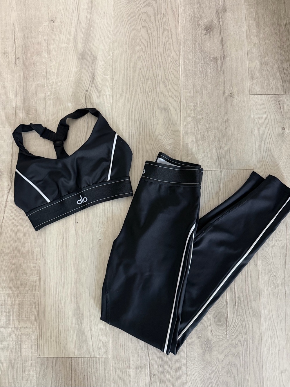ALO Yoga Black Airlift Legging and Bra Size Small Set